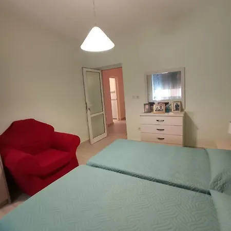 Port Side - 2br - Center Location Apartment *