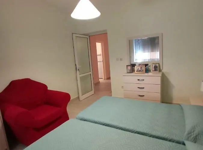 Port Side - 2br - Center Location Apartment *